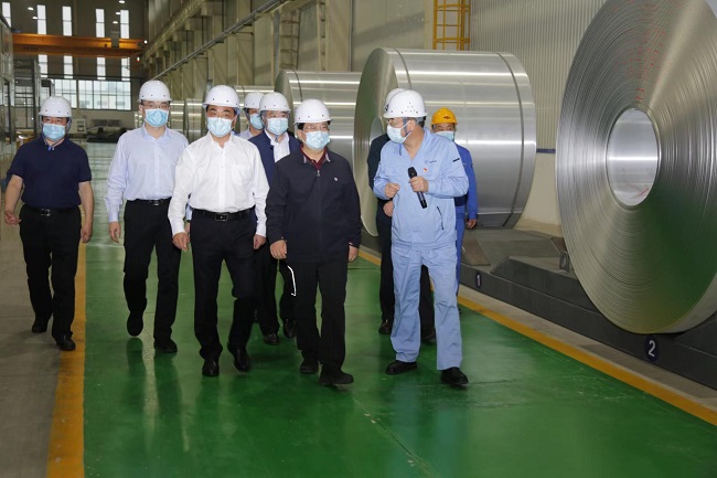 洛陽市市長徐衣顯一行到萬基12萬噸高端雙零箔鑄軋帶坯項(xiàng)目現(xiàn)場(chǎng)調(diào)研
